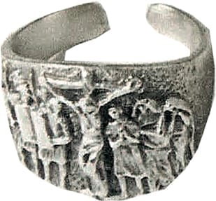 Anello in argento "Crocifissione" in argento cesellato a mano raffigurante la crocifissione di Gesù Cristo